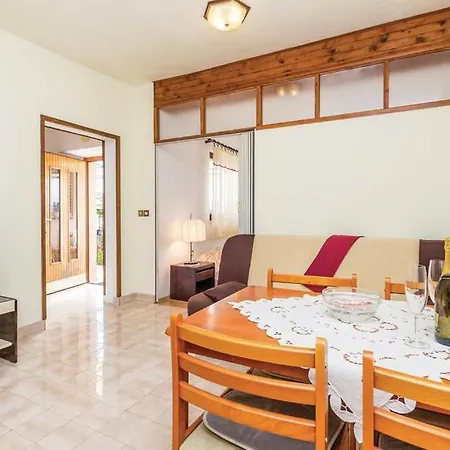 Great View Montage Pool Intact Nature 1600m2 Laurana